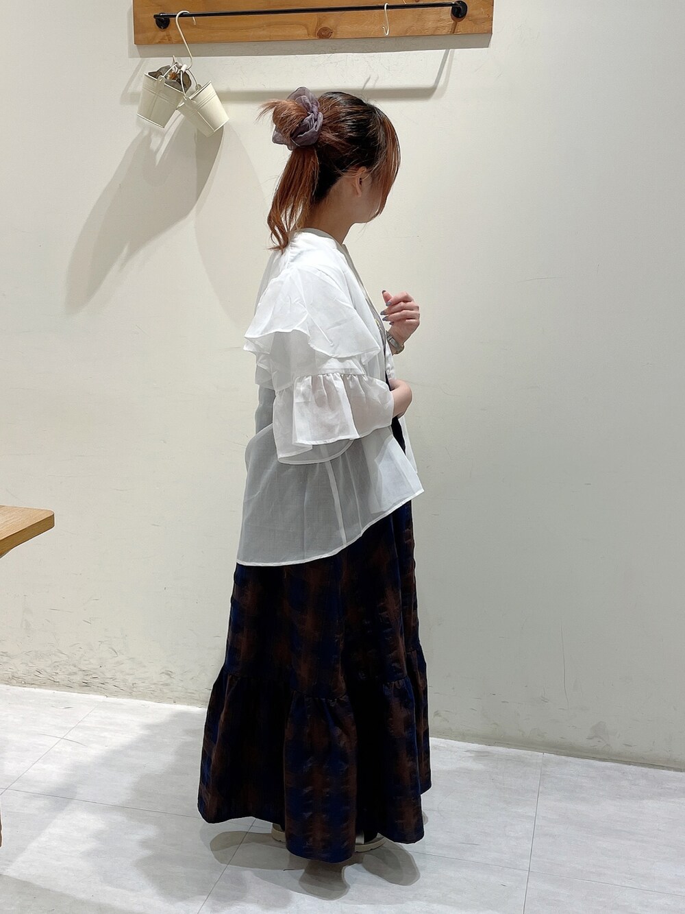 ホワイト系のシャツ/ブラウス、ホワイト系のTシャツ/カットソー、ブラウン系のワンピースを着用したレディースの夏コーディネートの2枚目の写真