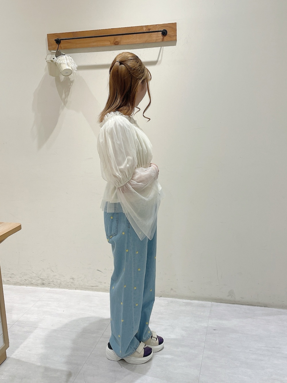 ホワイト系のシャツ/ブラウス、ブルー系のデニムパンツ、ホワイト系のタンクトップを着用したレディースの春コーディネートの2枚目の写真