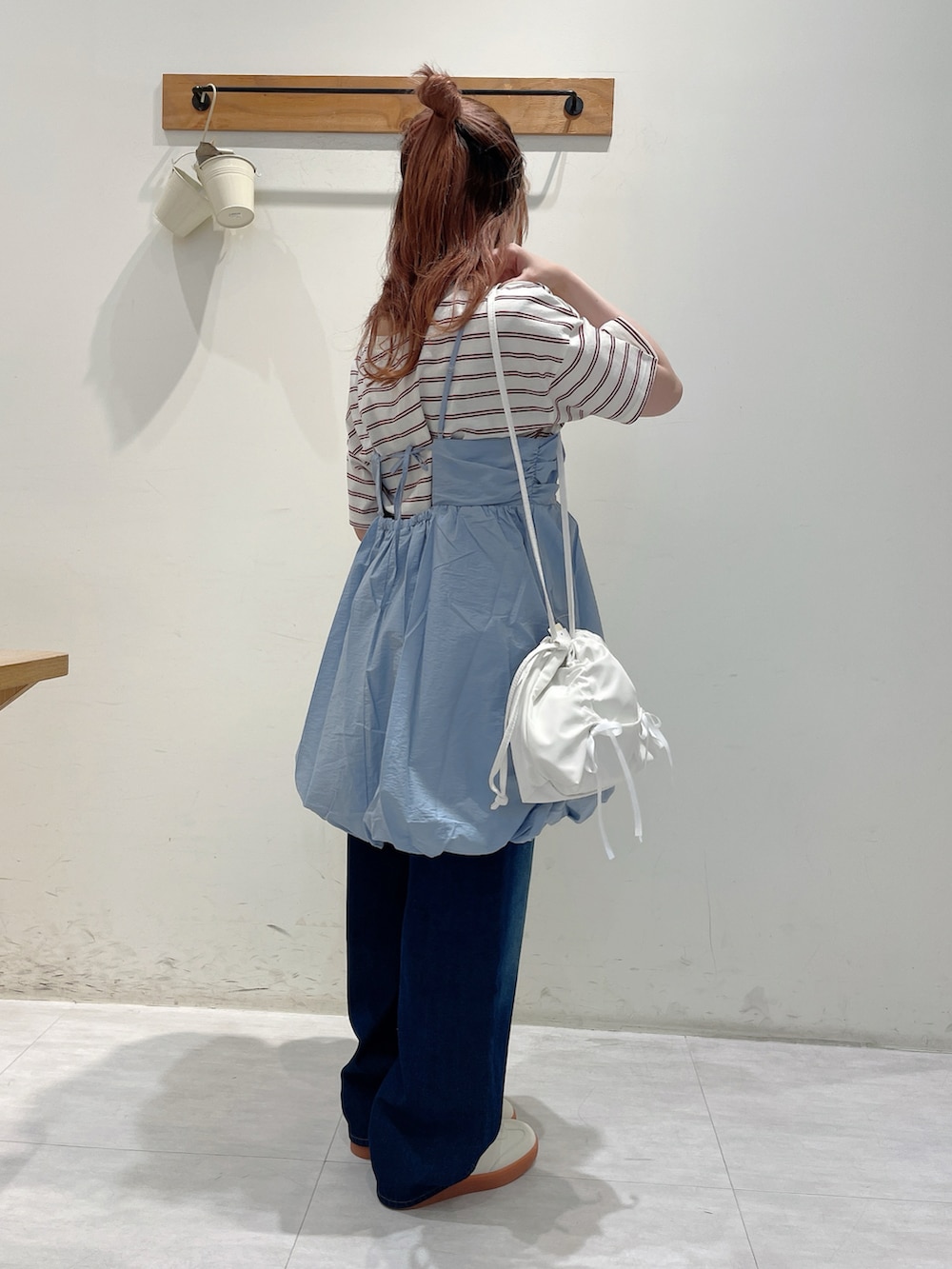 レッド系のTシャツ/カットソー、ブルー系のワンピース/ドレス、ブルー系のその他パンツを着用したレディースの夏コーディネートの2枚目の写真