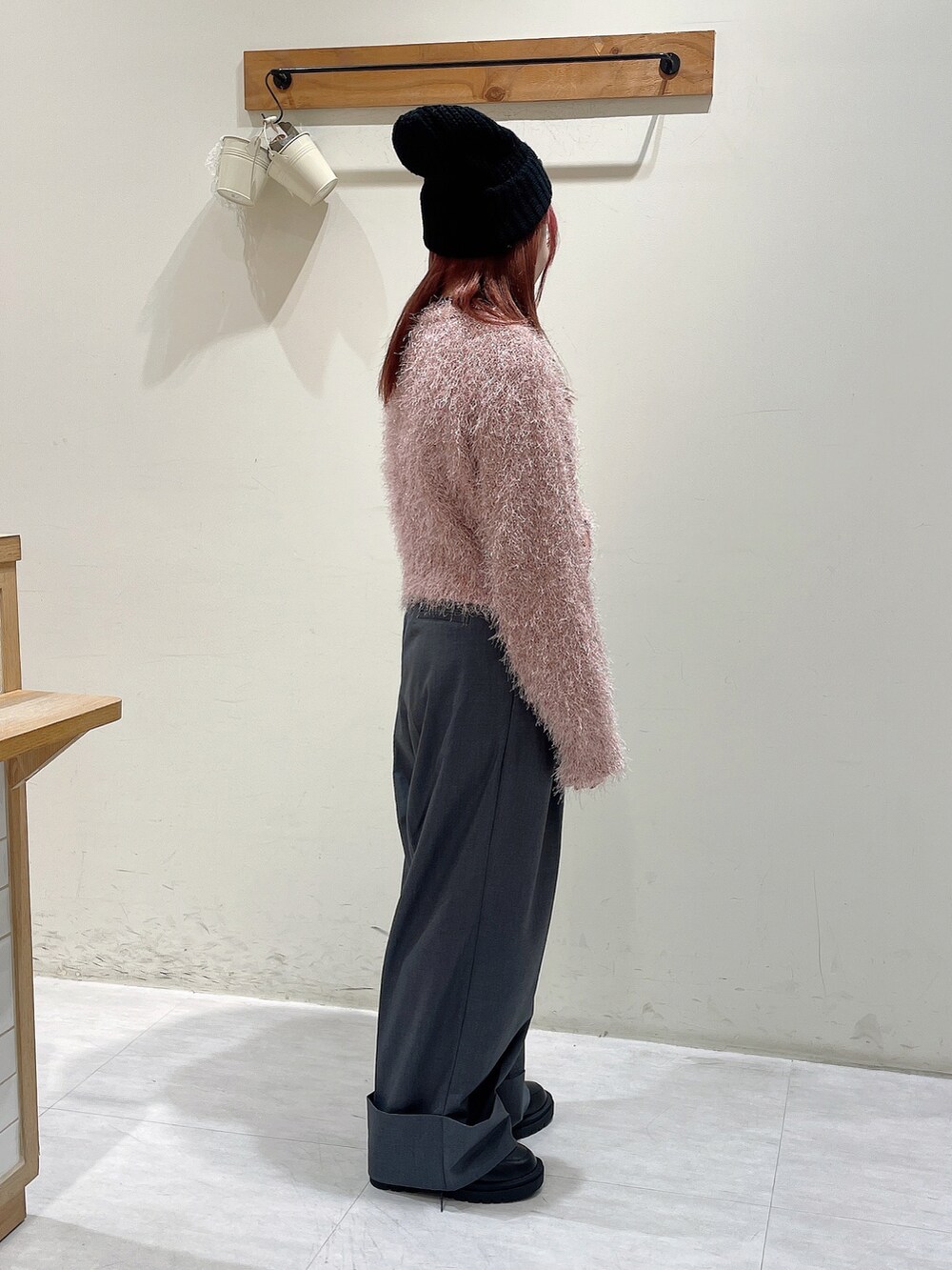 ピンク系のカーディガン/ボレロ、ブラック系のTシャツ/カットソー、グレー系のその他パンツを着用したレディースの秋コーディネートの2枚目の写真