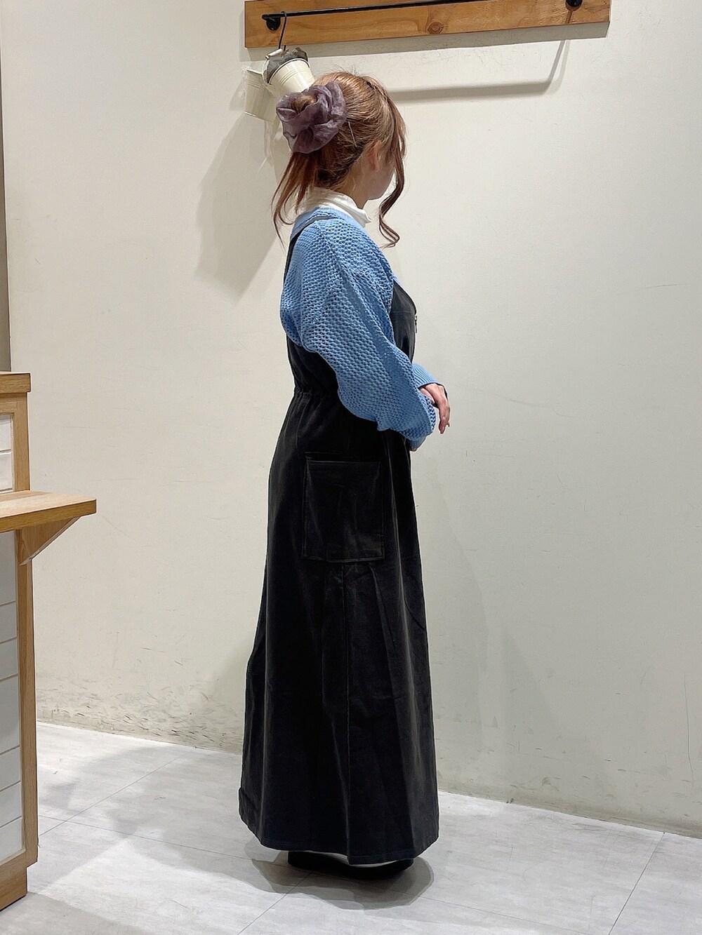 ブルー系のニット/セーター、ホワイト系のニット/セーター、グレー系のワンピースを着用したレディースの冬コーディネートの2枚目の写真