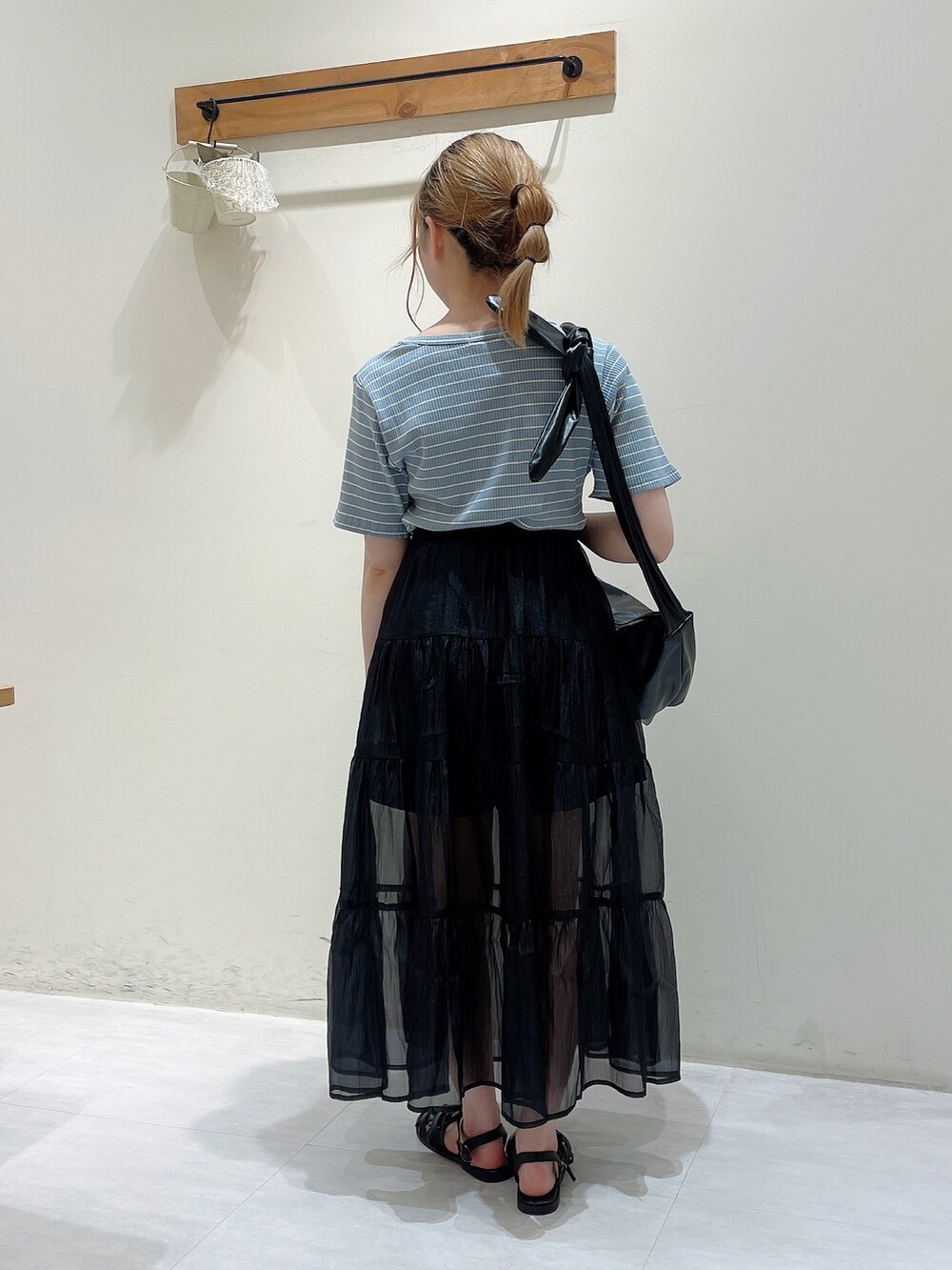 ブルー系のTシャツ/カットソー、ブラック系のその他パンツ、ブラック系のスカートを着用したレディースの夏コーディネートの3枚目の写真