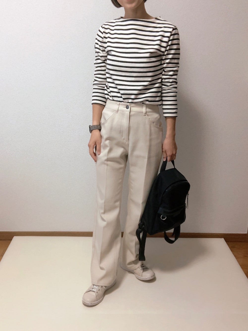 ホワイト系のその他パンツ、ブラック系のバックパック/リュック、ベージュ系のスニーカーを着用したレディースの冬コーディネートの2枚目の写真