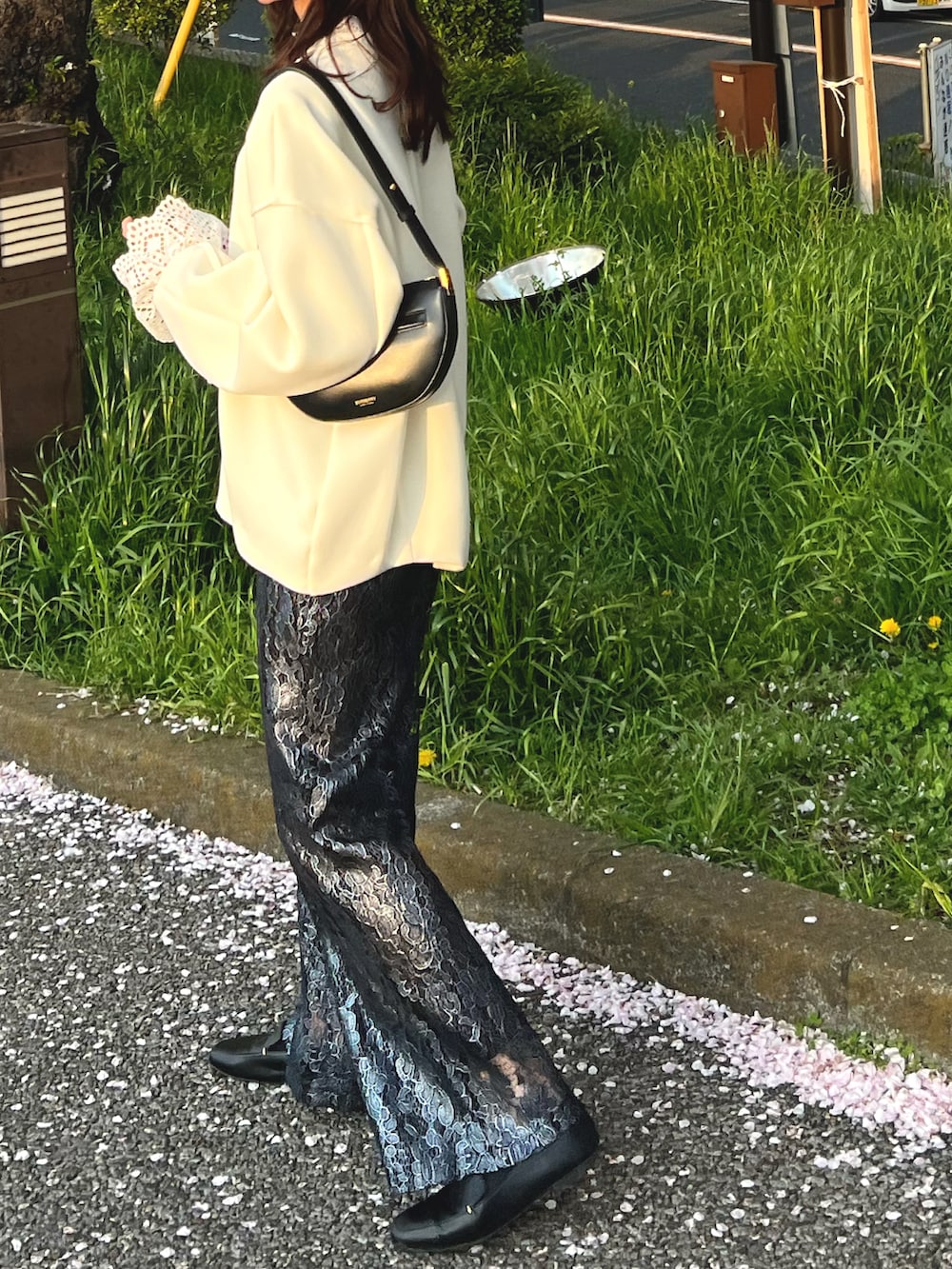 ホワイト系のスウェット、ブラック系のハンドバッグ、ブルー系のその他パンツを着用したレディースの夏コーディネートの2枚目の写真