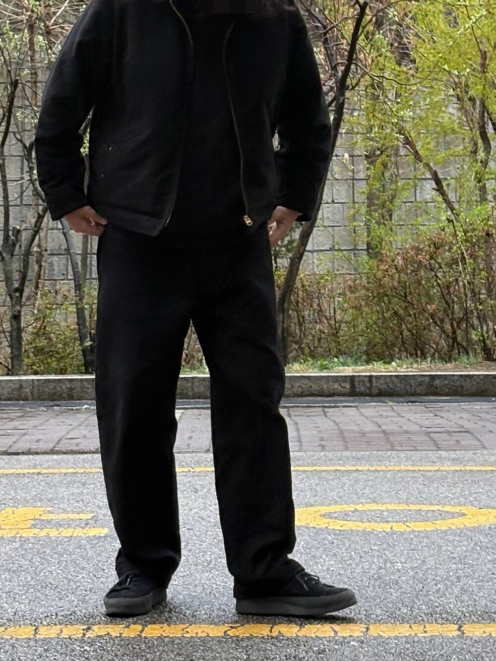 ブラック系のチノパンツ、ブラック系のブルゾン、ブラック系のスニーカーを着用したメンズの春コーディネートの4枚目の写真