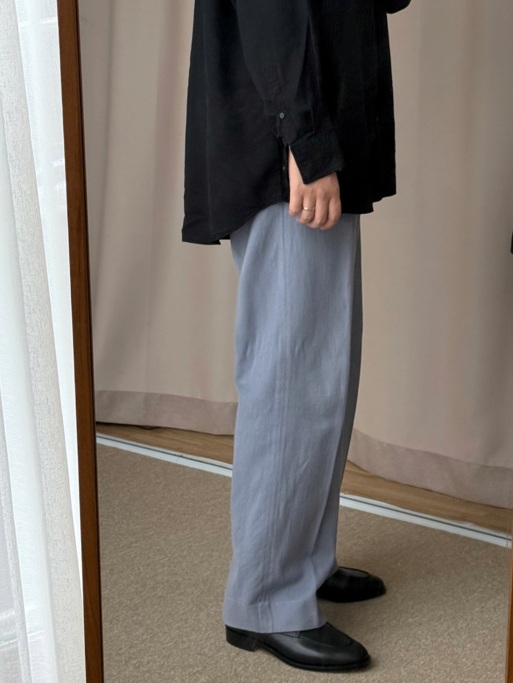 ブラック系のムートンコート、ブラック系のシャツ/ブラウス、ブルー系のチノパンツを着用したメンズの春コーディネートの4枚目の写真