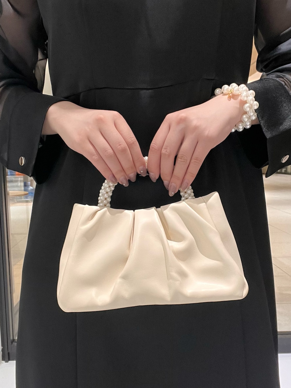 ブラック系のワンピースを着用したレディースの春コーディネートの3枚目の写真