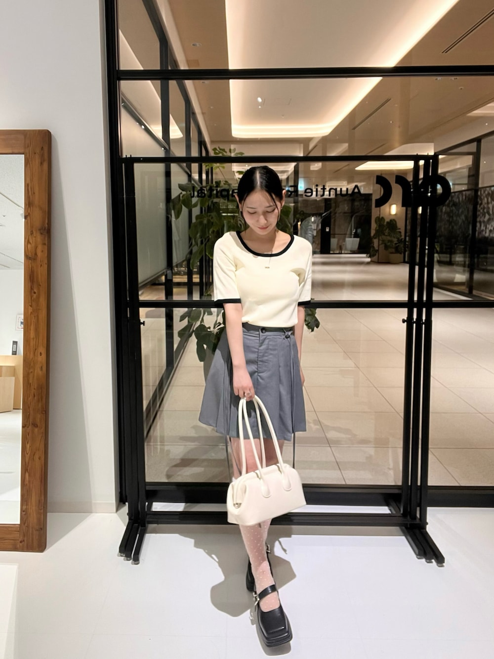 ブラック系のローファー、その他のTシャツ/カットソー、ホワイト系のハンドバッグを着用したレディースの夏コーディネートの2枚目の写真