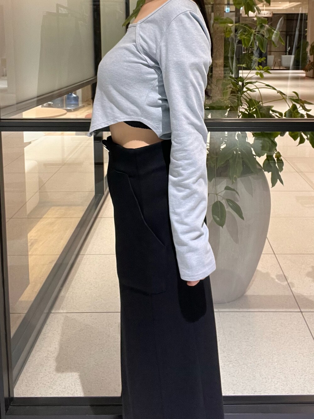 ブラック系のスカート、シルバー系のネックレスを着用したレディースの春コーディネートの2枚目の写真