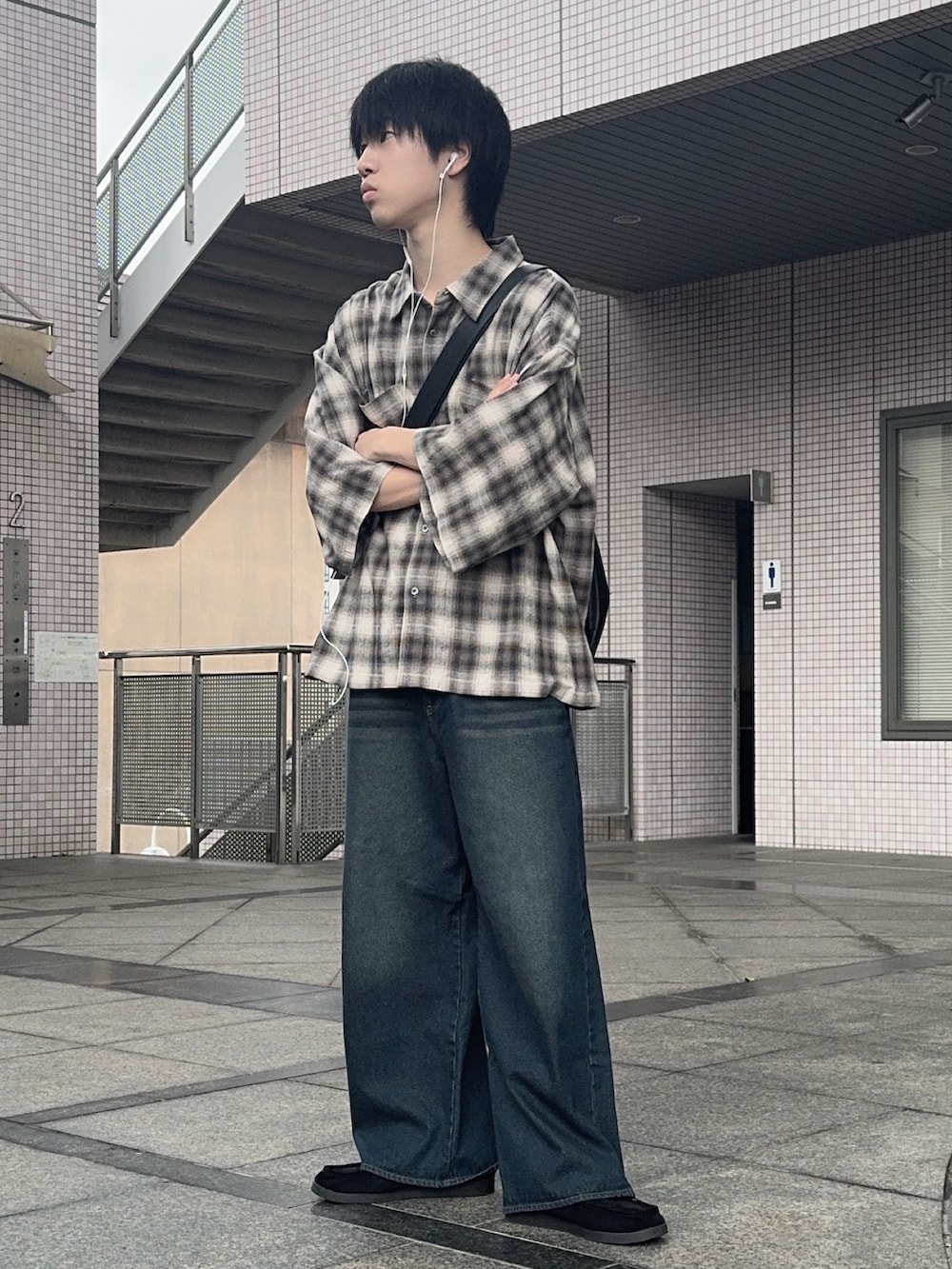 ブラック系のシャツ/ブラウス、ブルー系のデニムパンツ、ブラック系のモカシン/デッキシューズを着用したメンズの夏コーディネートの2枚目の写真
