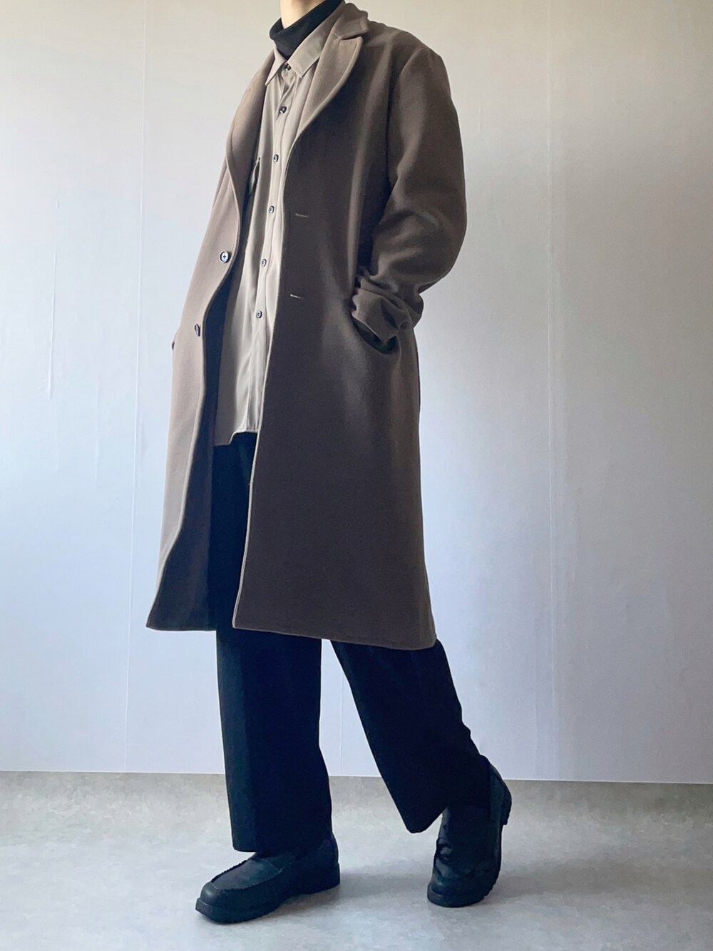 「クリスマスに着たい服、シンプル、キレイめ、ゆったり、着回し、コート、大学生コーデ、冬コーデ、大学生」｜「WYM LIDNMの【WYM LIDNM】PE MELTON BOX CHESTER COAT（チェスターコート、ベージュ系）」を使った、Hiromuさん（メンズ・180cm）の冬コーディネートの3枚目の写真