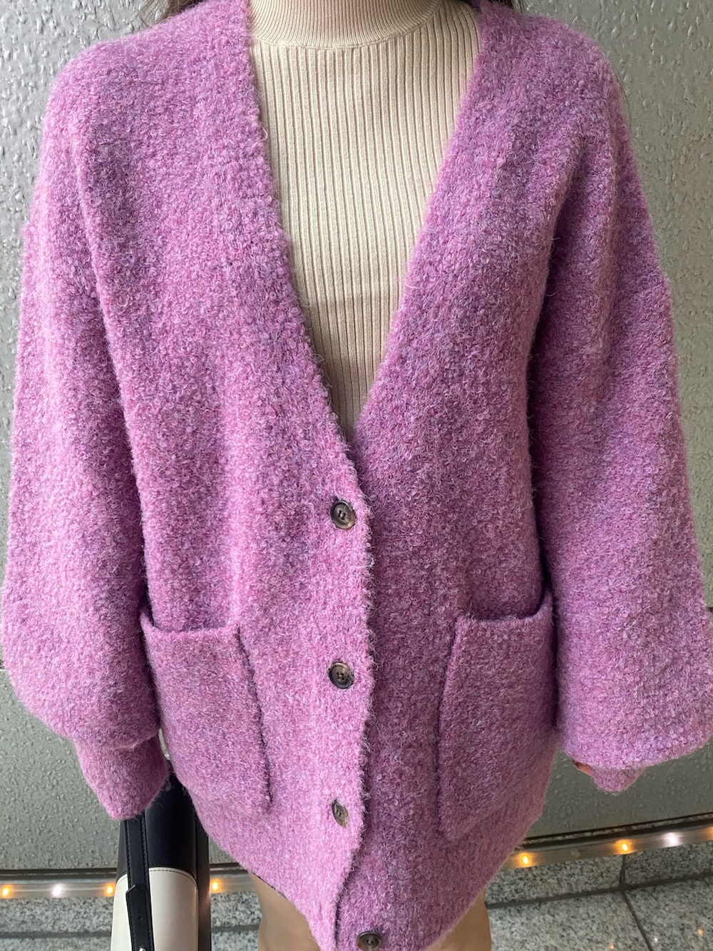 ピンク系のカーディガン/ボレロを着用したレディースの秋コーディネートの4枚目の写真