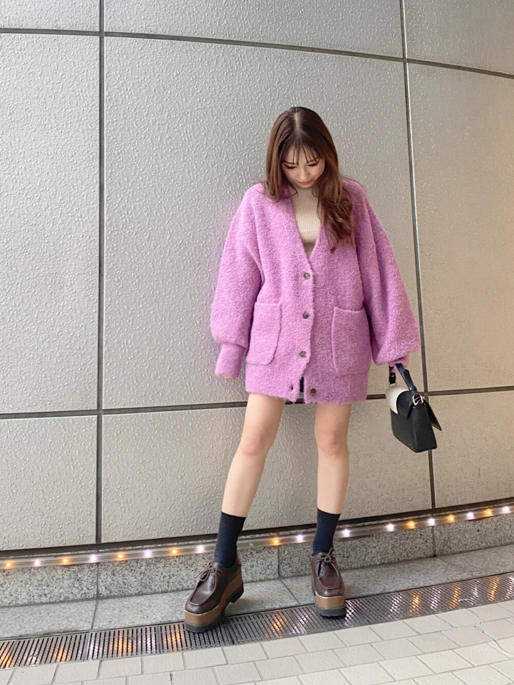ピンク系のカーディガン/ボレロを着用したレディースの秋コーディネートの3枚目の写真