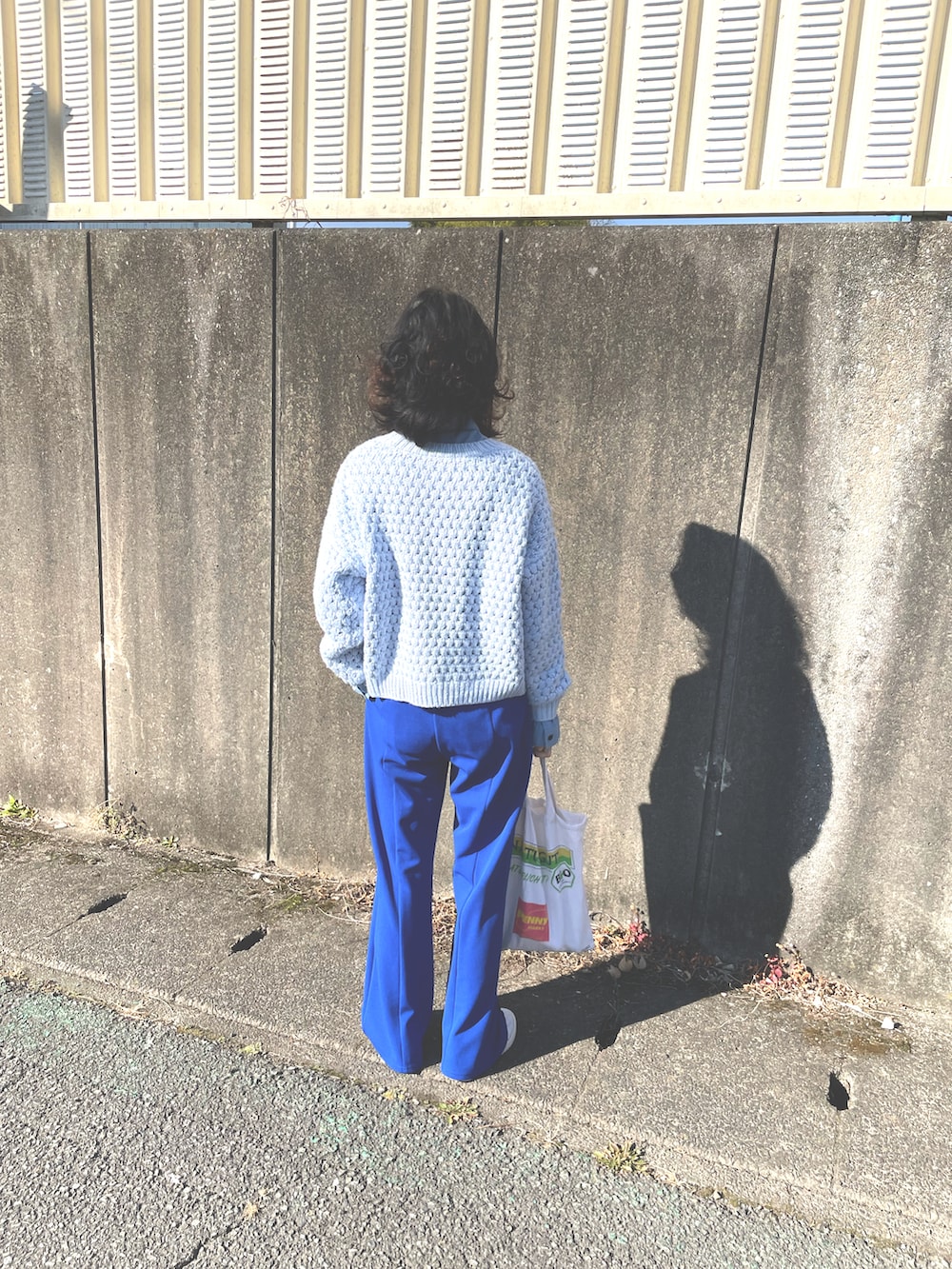 ブルー系のその他パンツ、ベージュ系のトートバッグ、ブルー系のシャツ/ブラウスを着用したレディースの冬コーディネートの2枚目の写真