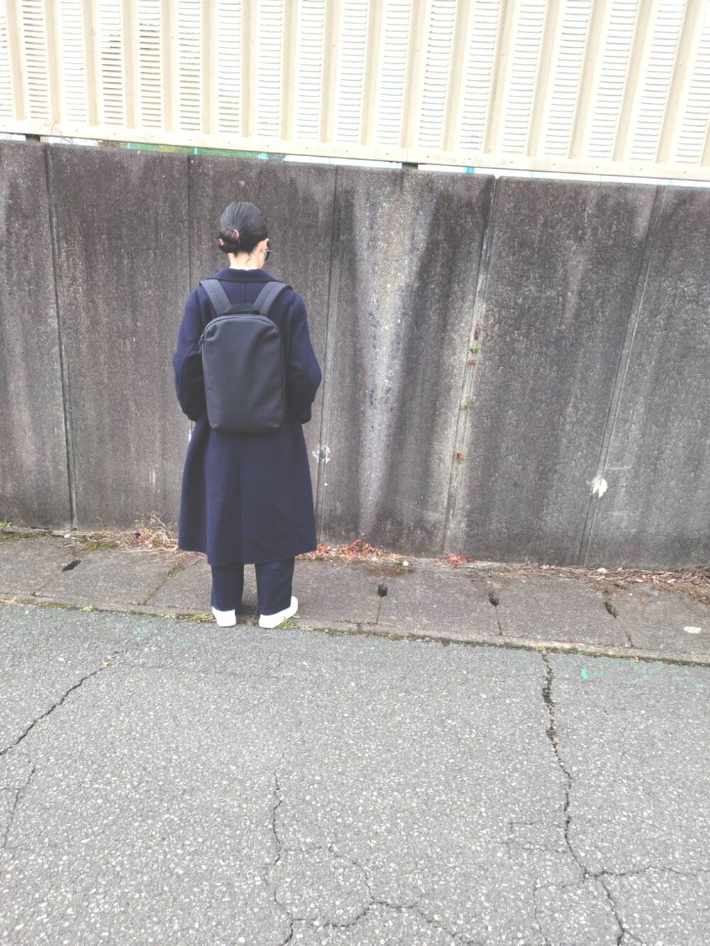 ブルー系のジャケット/アウター、ブラック系のバックパック/リュックを着用したレディースの冬コーディネートの2枚目の写真