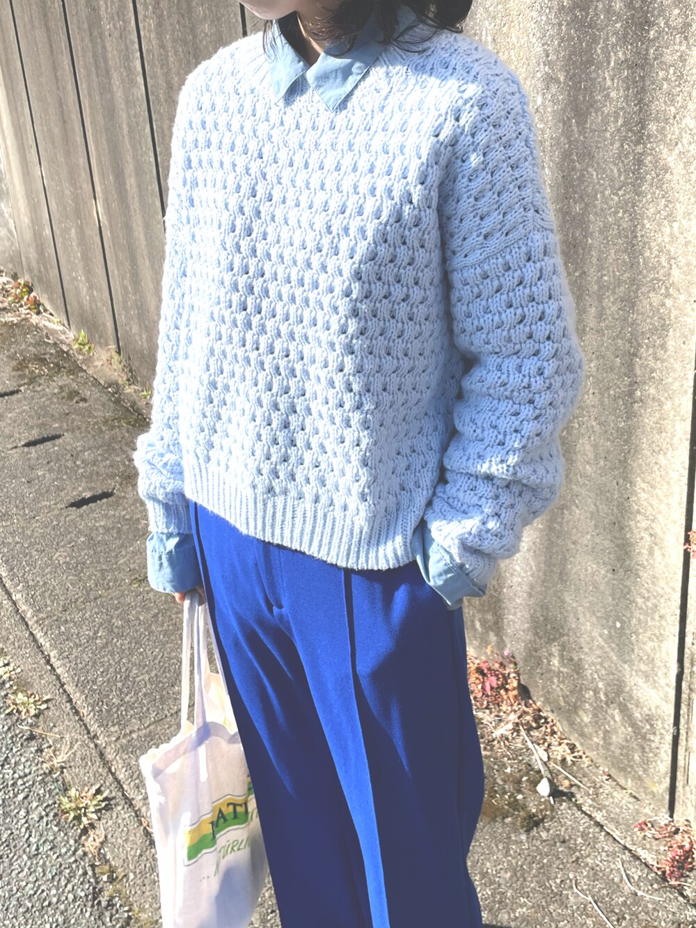 ブルー系のその他パンツ、ベージュ系のトートバッグ、ブルー系のシャツ/ブラウスを着用したレディースの冬コーディネートの3枚目の写真