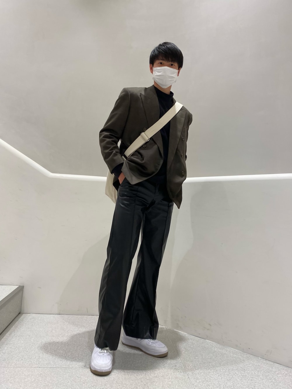 ブラック系のその他パンツ、ホワイト系のスニーカーを着用したメンズの秋コーディネートの2枚目の写真