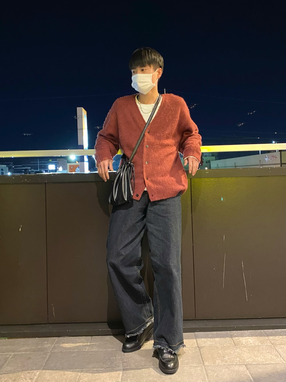 ブルー系のデニムパンツ、ブラック系のローファー、ブラック系のバックパック/リュックを着用したメンズの冬コーディネートの2枚目の写真