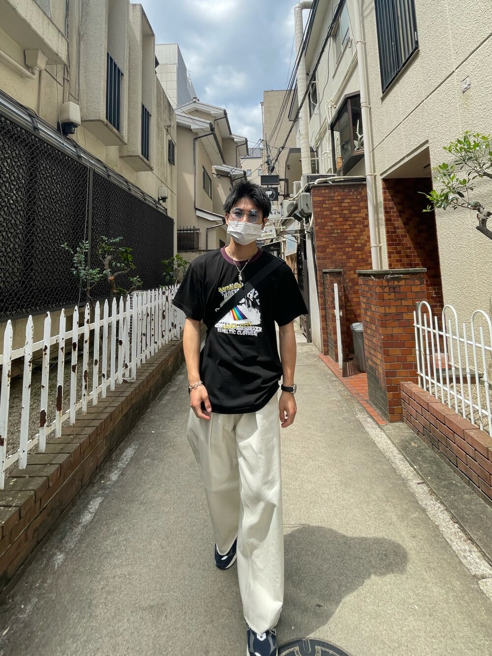 ブラック系のTシャツ/カットソー、ホワイト系のデニムパンツ、ブルー系のスニーカーを着用したメンズの夏コーディネートの2枚目の写真