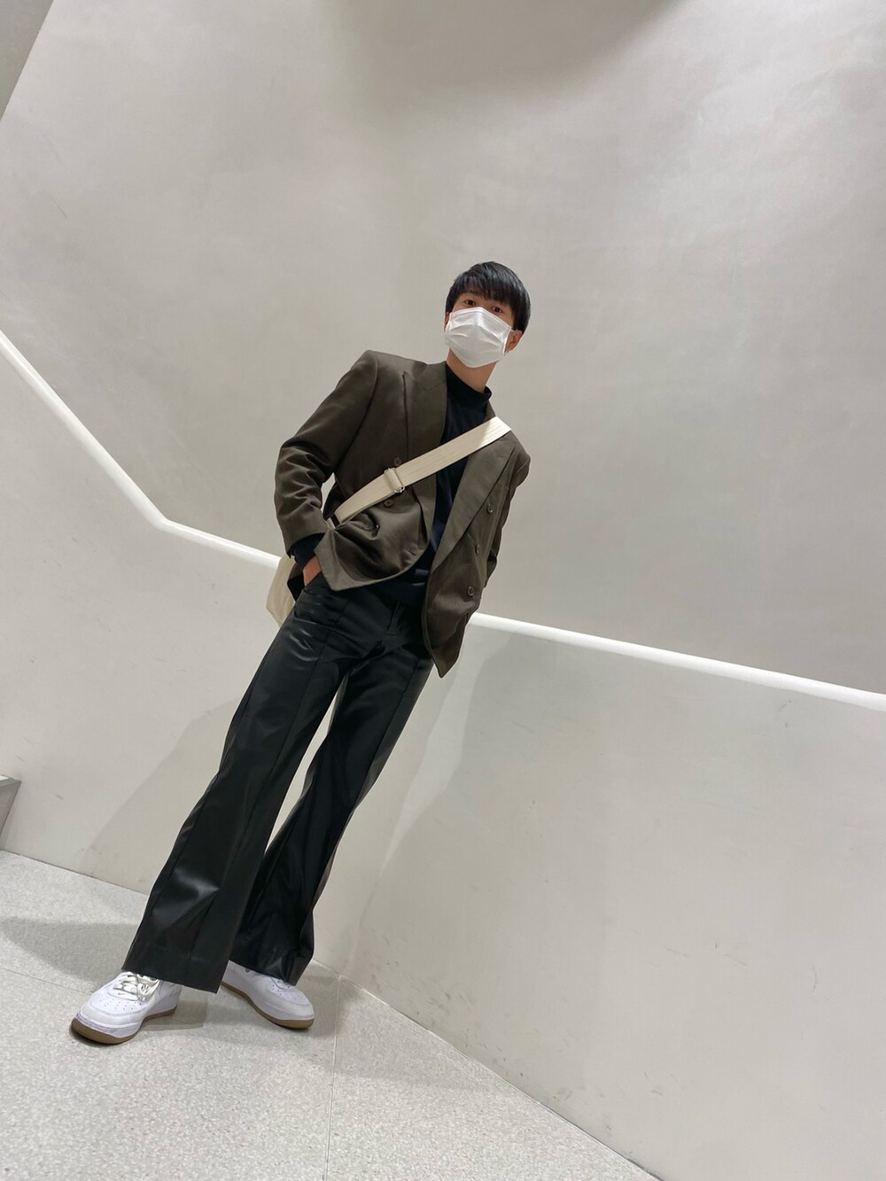 ブラック系のその他パンツ、ホワイト系のスニーカーを着用したメンズの秋コーディネートの3枚目の写真