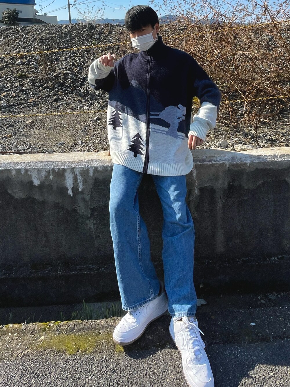 ブルー系のニット/セーター、ホワイト系のスニーカーを着用したメンズの冬コーディネートの2枚目の写真