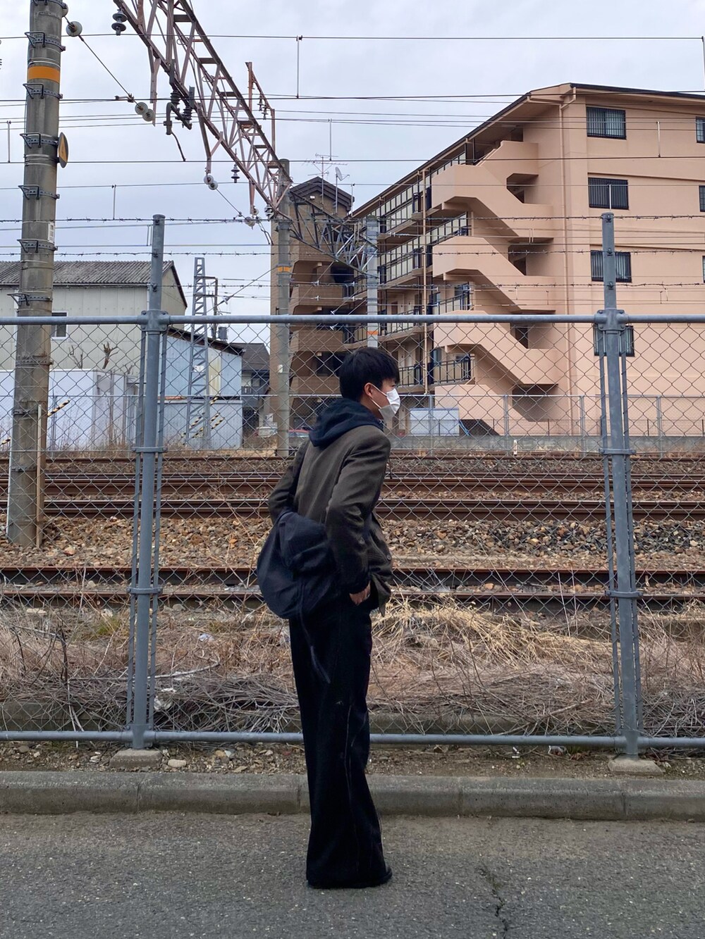 ブラック系のその他パンツ、ブラック系のローファー、シルバー系のネックレスを着用したメンズの冬コーディネートの3枚目の写真