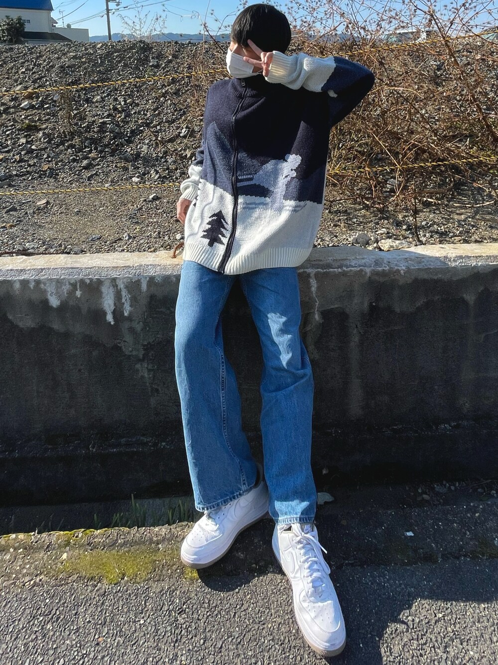 ブルー系のニット/セーター、ホワイト系のスニーカーを着用したメンズの冬コーディネートの3枚目の写真