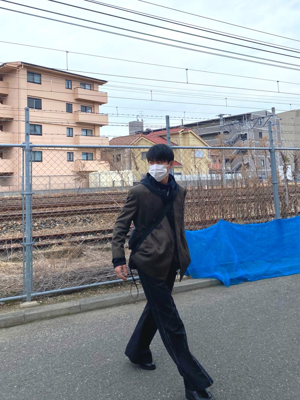 ブラック系のその他パンツ、ブラック系のローファー、シルバー系のネックレスを着用したメンズの冬コーディネートの2枚目の写真