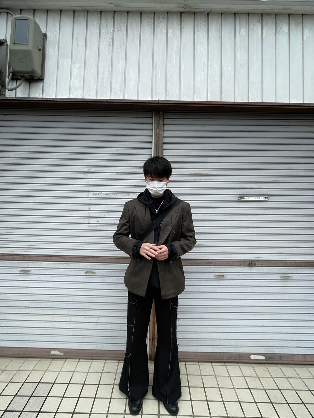 ブラック系のその他パンツ、ブラック系のローファー、シルバー系のネックレスを着用したメンズの冬コーディネートの4枚目の写真