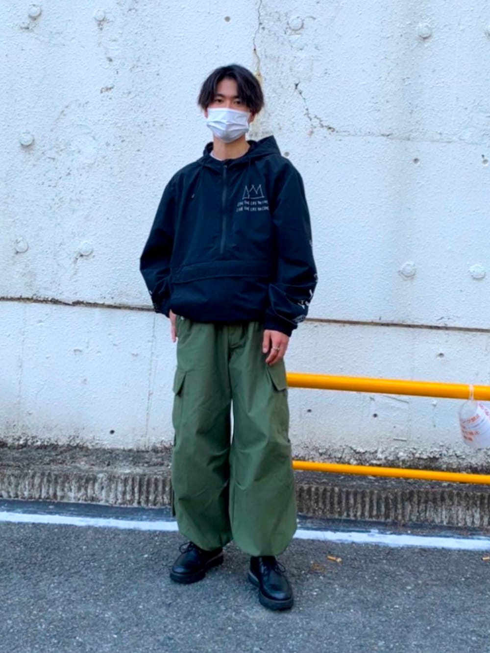 その他のパンツ、ブラック系のジャケット/アウター、ブラック系のドレスシューズを着用したメンズの春コーディネートの2枚目の写真