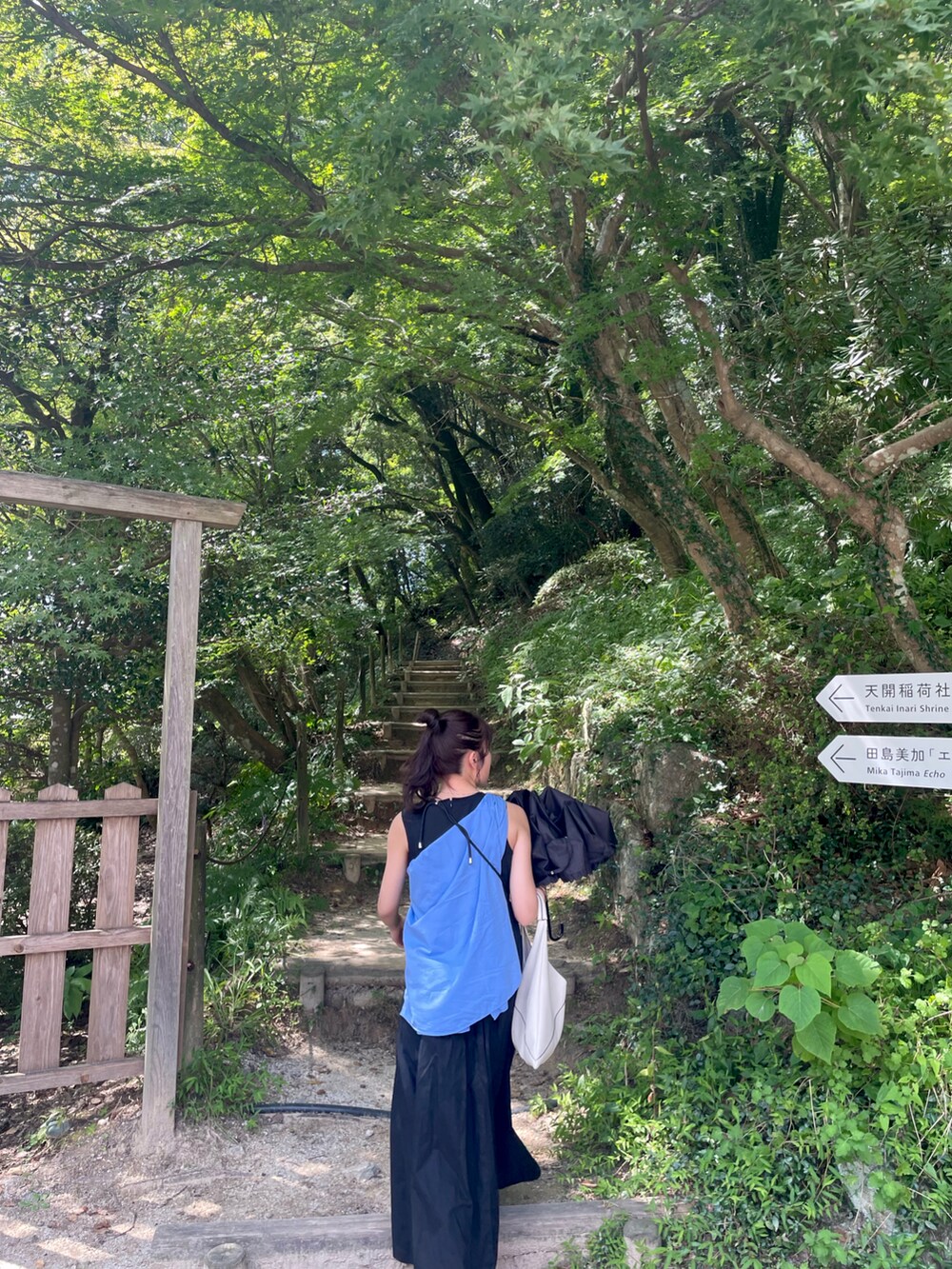 ブラック系のワンピース、ブルー系のシャツ/ブラウスを着用したレディースの秋コーディネートの4枚目の写真