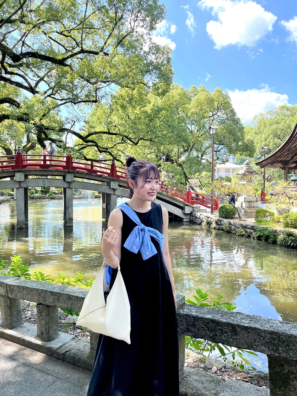 ブラック系のワンピース、ブルー系のシャツ/ブラウスを着用したレディースの秋コーディネートの2枚目の写真