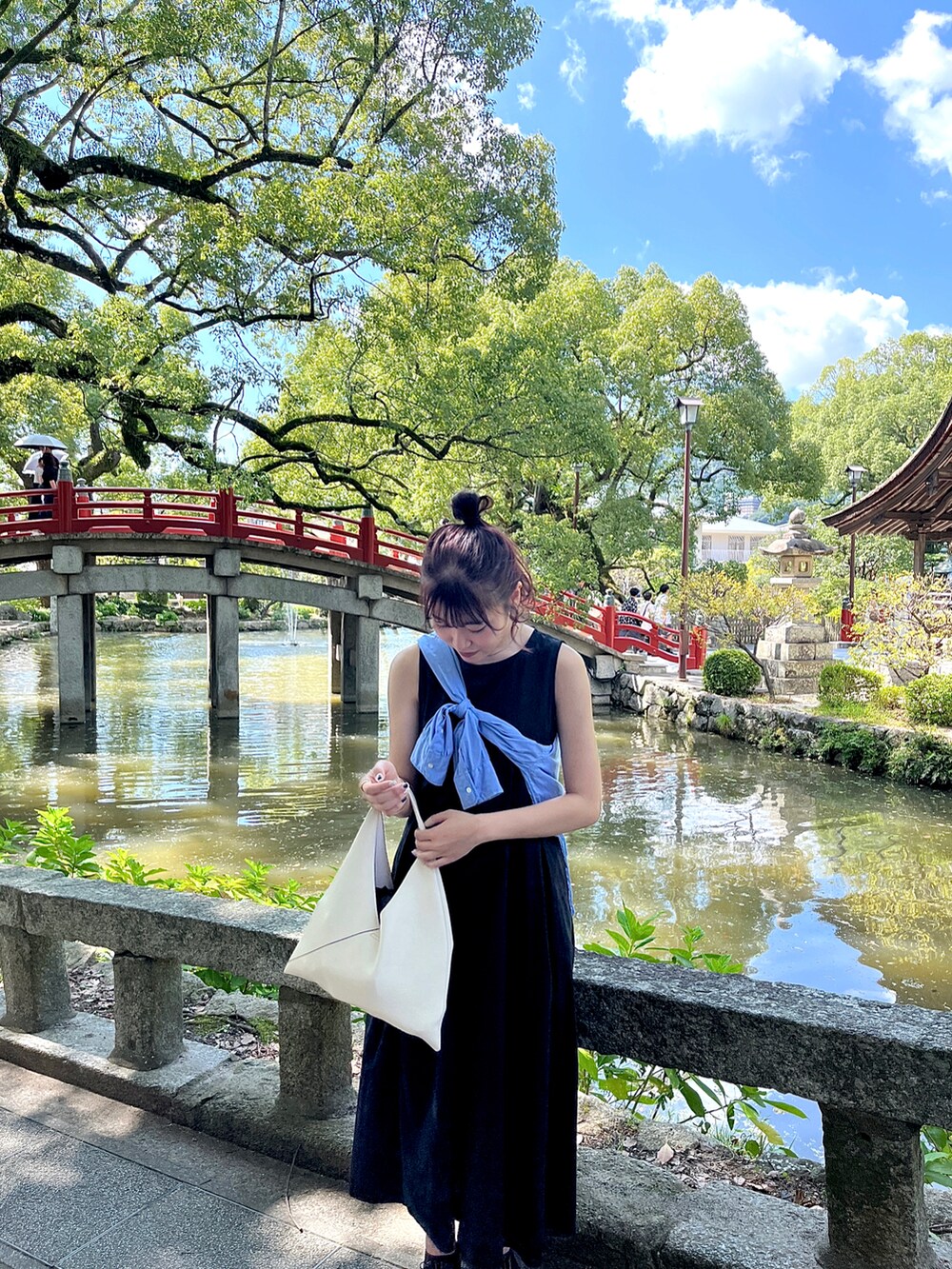 ブラック系のワンピース、ブルー系のシャツ/ブラウスを着用したレディースの秋コーディネートの3枚目の写真