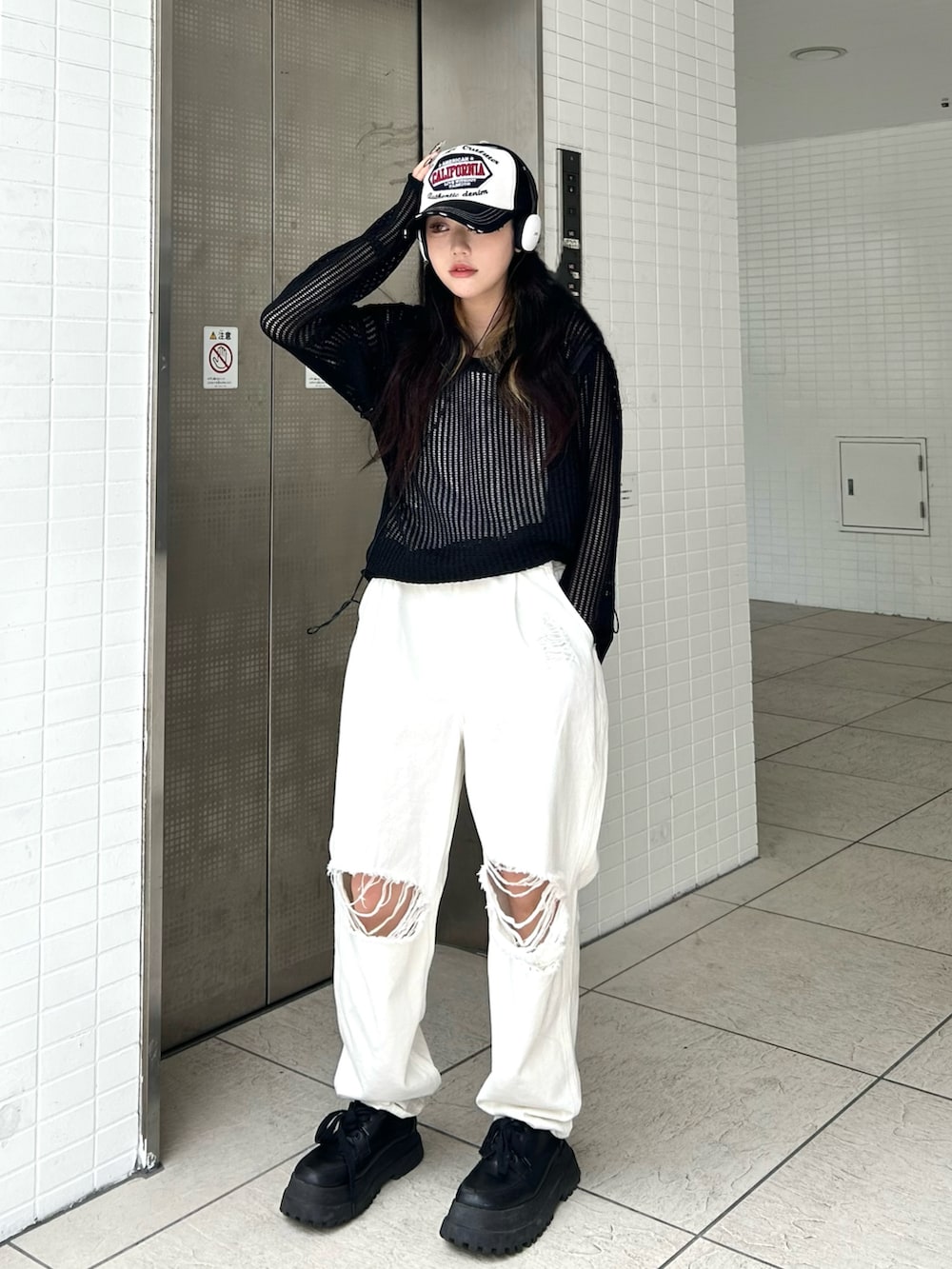 ホワイト系のサロペット/オーバーオール、ブラック系のTシャツ/カットソー、ブラック系のローファーを着用したレディースの夏コーディネートの2枚目の写真