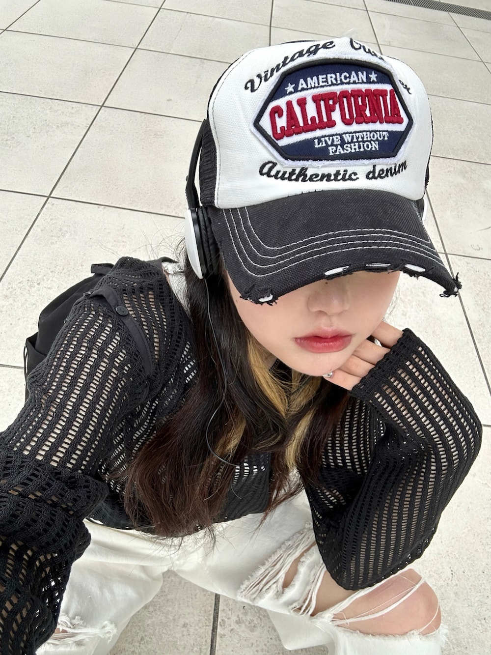 ホワイト系のサロペット/オーバーオール、ブラック系のTシャツ/カットソー、ブラック系のローファーを着用したレディースの夏コーディネートの3枚目の写真