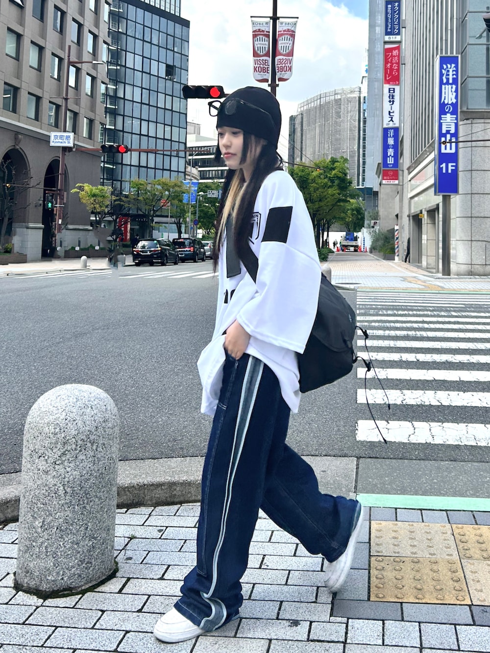 ホワイト系のTシャツ/カットソー、ブラック系のメッセンジャーバッグ、ブルー系のデニムパンツを着用したレディースの春コーディネートの2枚目の写真