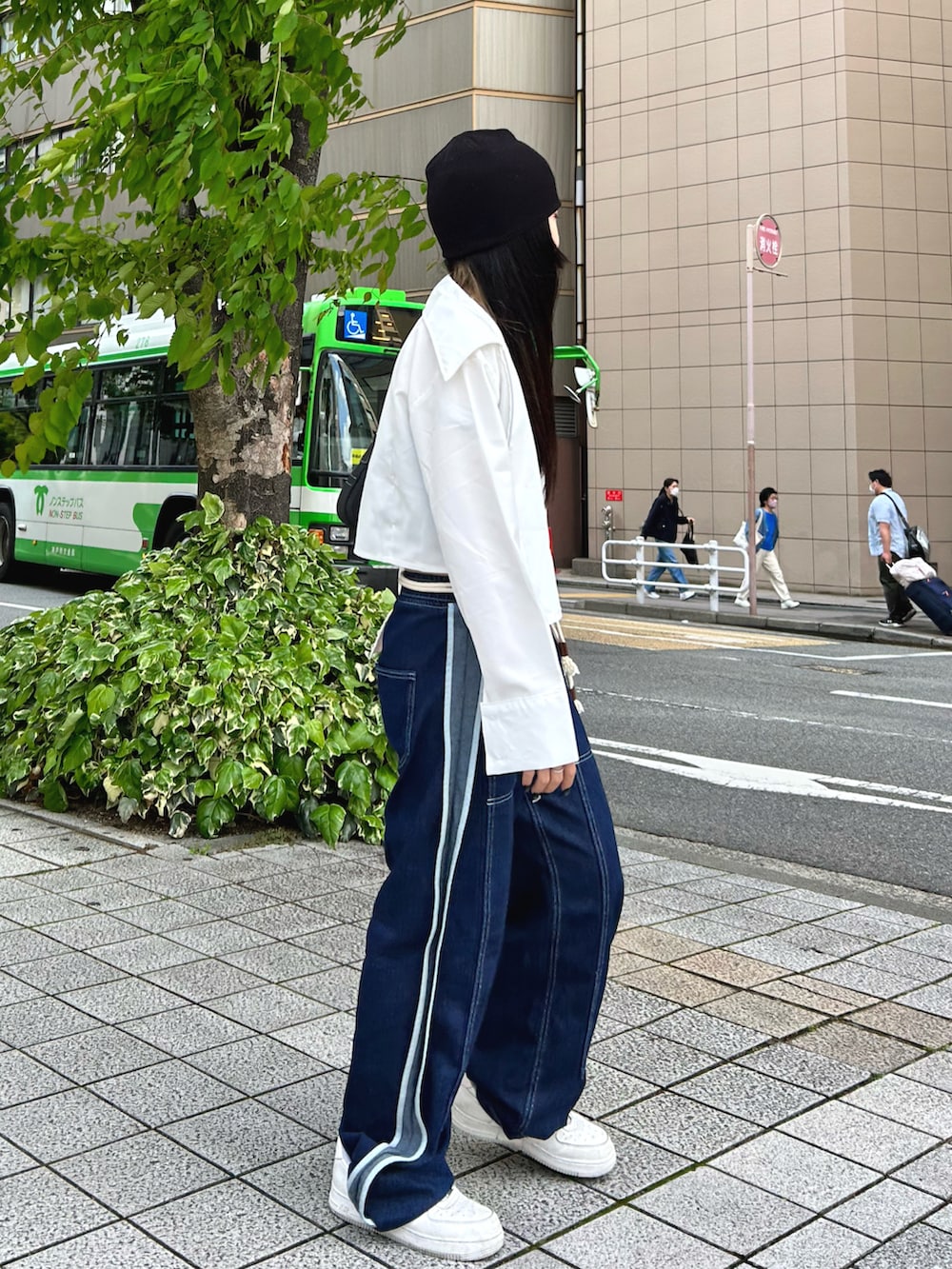 「シャツスタイル、シャツコーデ、キャミソール、ブラトップ、ニット帽、デニムパンツ、ラインデニム、ラインパンツ、ナイキ、ナイキスニーカー、白スニーカー、エアフォースワン、カジュアルコーデ、韓国ファッション、韓国ストリート」｜「AAKEのアイテム（デニムパンツ、ブルー系）」を使った、asukaさん（レディース・155cm）の春コーディネートの2枚目の写真