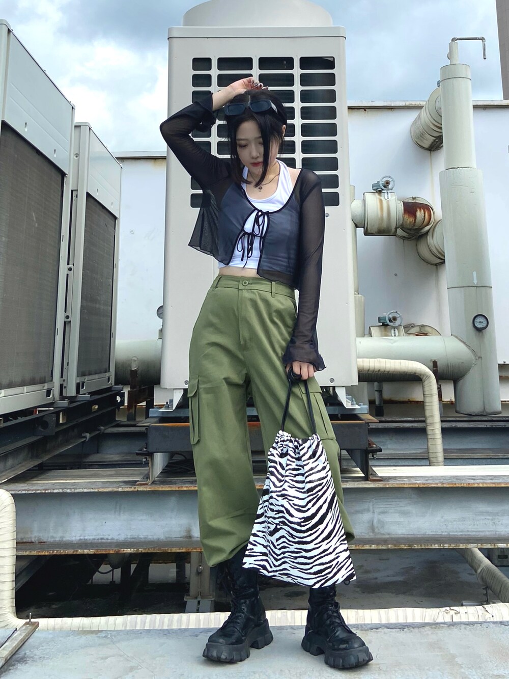 ブラック系のカーディガン/ボレロ、グリーン系のカーゴパンツ、ブラック系のブーツを着用したレディースの夏コーディネートの2枚目の写真