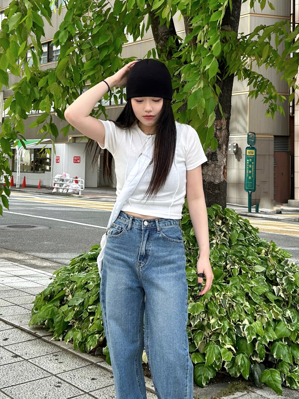 ホワイト系のTシャツ/カットソー、ホワイト系のショルダーバッグ、ブルー系のデニムパンツを着用したレディースの春コーディネートの3枚目の写真