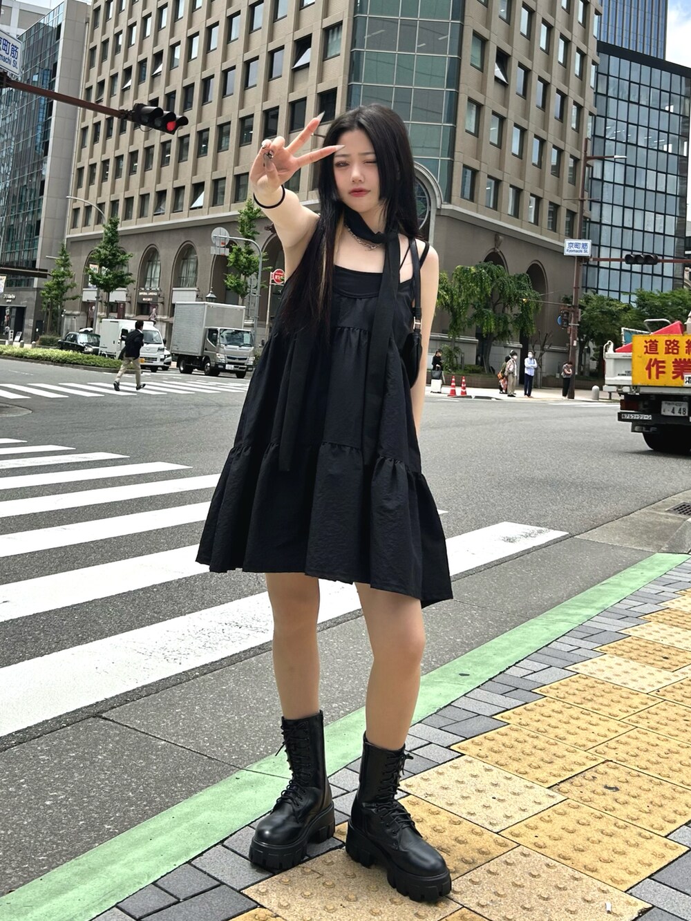 ブラック系のワンピース、ブラック系のキャミソール、ブラック系のハンドバッグを着用したレディースの夏コーディネートの2枚目の写真