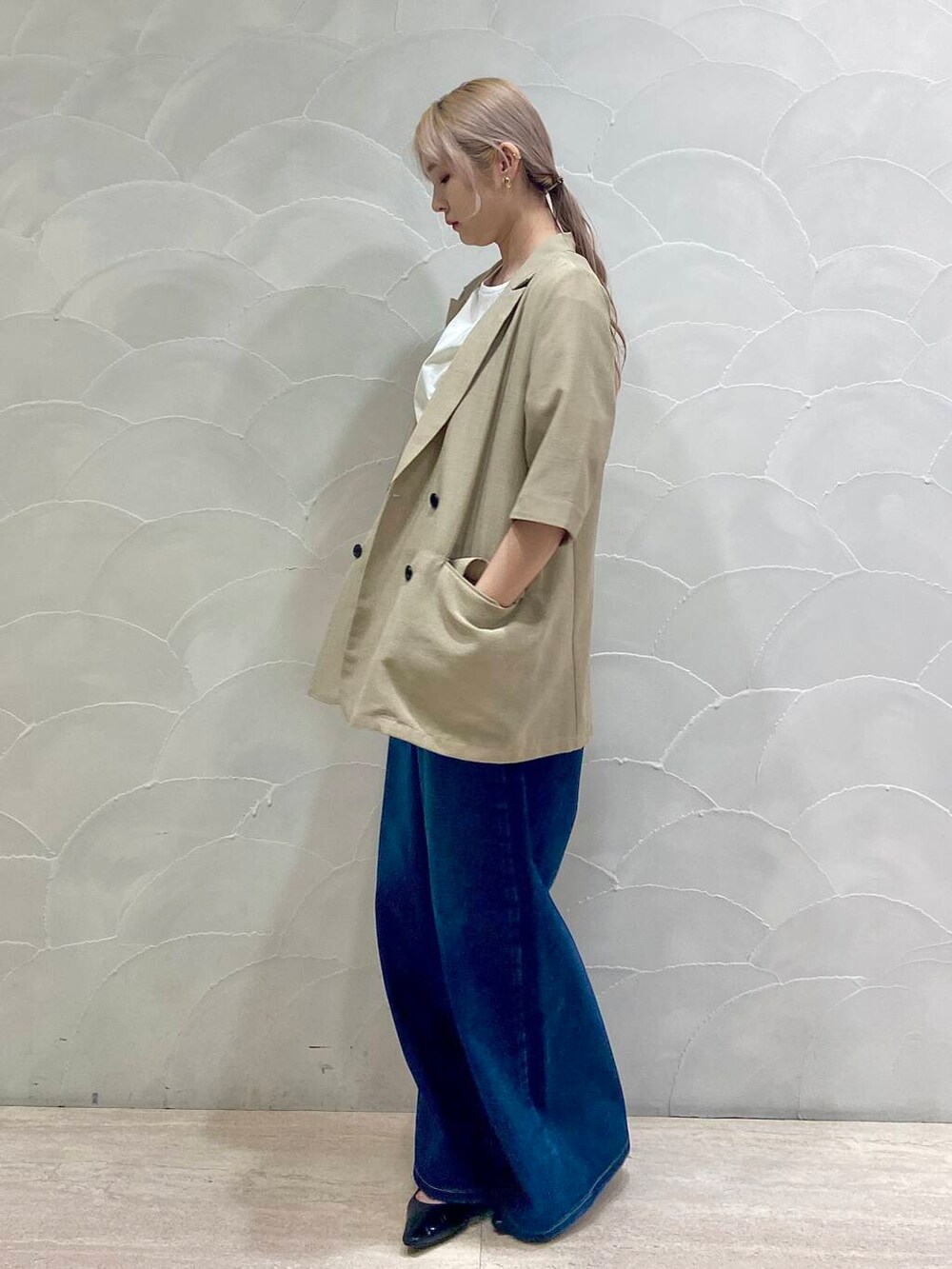 ブラック系のパンプス、ブルー系のデニムパンツ、ベージュ系のその他アウターを着用したレディースの春コーディネートの2枚目の写真
