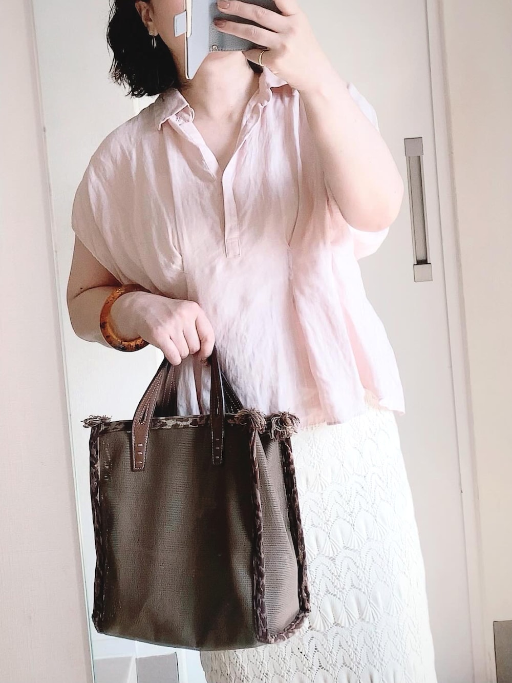 「ぺプラムトップス、ピンクコーデ、ピンク、レーススカート、UGG、メッシュバッグ、夏コーデ」｜「GALLARDAGALANTEの【大人気ブラウスがリバイバル！】ハーフスリーブウエストシェイプシャツ（シャツ/ブラウス、ピンク系）」を使った、kumikoさん（レディース・165cm）の夏コーディネートの2枚目の写真