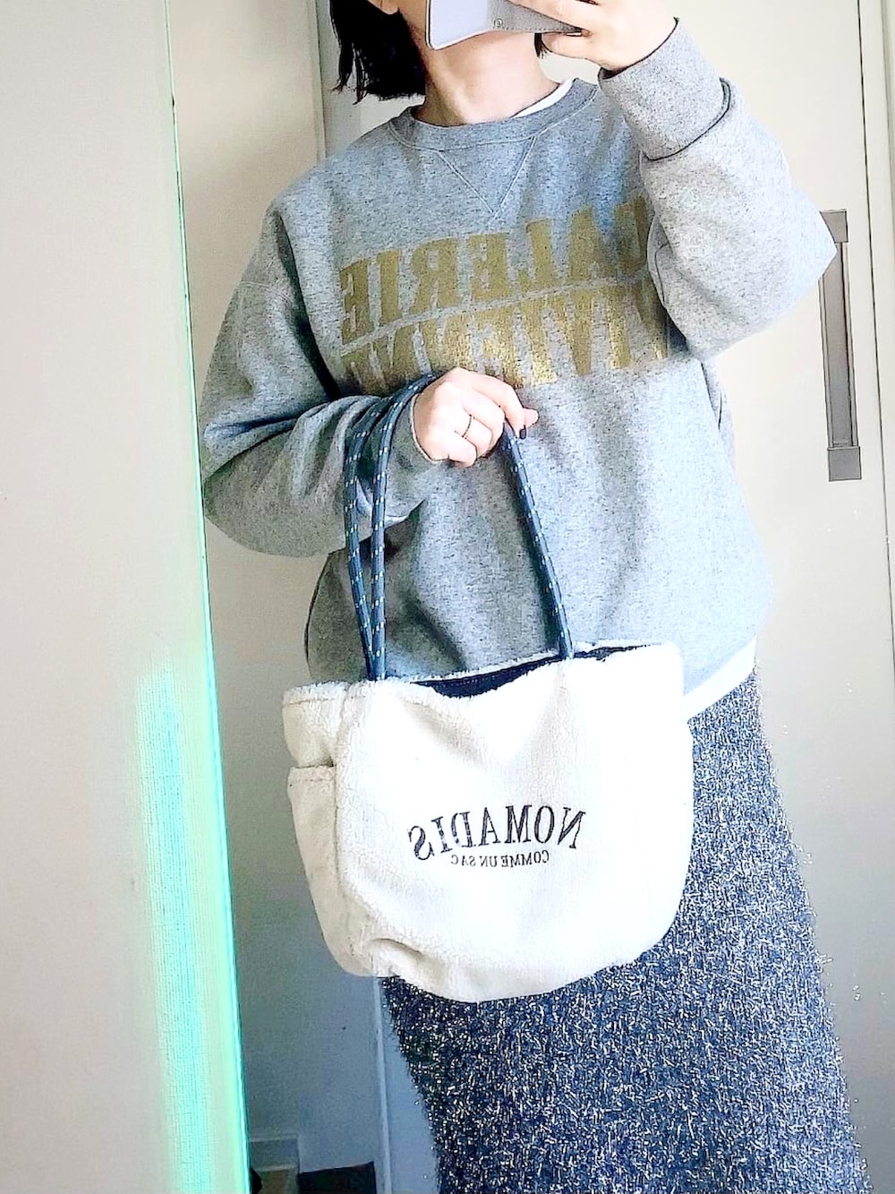 「ラメスカート、ラメ、スウェット、スウェットコーデ、ロゴスウェット、スニーカー、スニーカーコーデ、キャップ女子、ピーコート、冬コーデ」｜「Spick & Spanの≪追加≫TICCA / ティッカ ピーコート 0243410232（ピーコート、ブルー系）」を使った、kumikoさん（レディース・165cm）の冬コーディネートの2枚目の写真