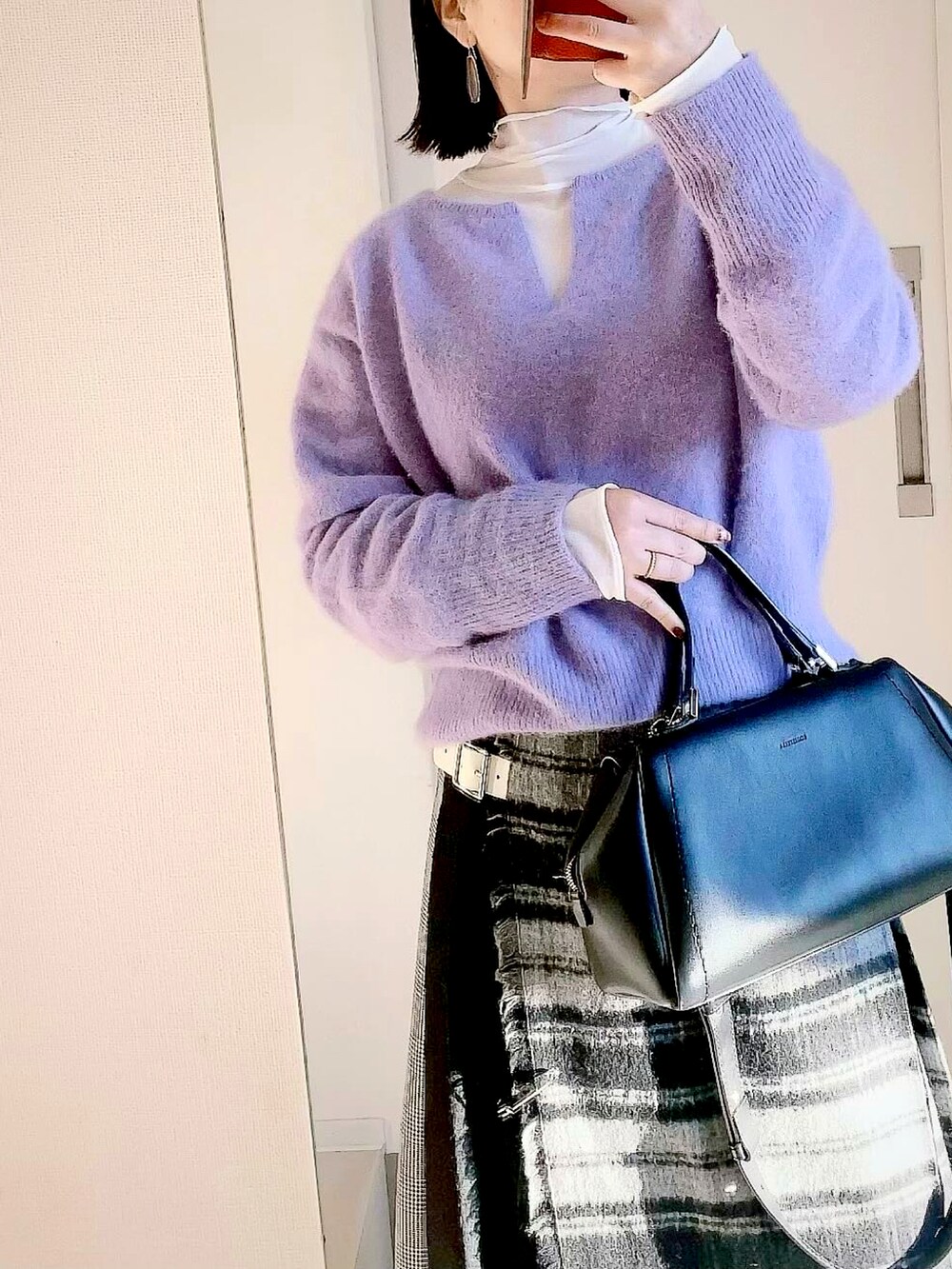 「オニールオブダブリン、チェック、チェックスカート、レイヤードスタイル、シアートップス、ファーニット、パープル、メリージェーン、ノーカラーコート、冬コーデ」｜「IENAの【LORISTELLA/ロリステッラ】 DENIAボストンバッグ（ショルダーバッグ、ブラック系）」を使った、kumikoさん（レディース・165cm）の冬コーディネートの2枚目の写真