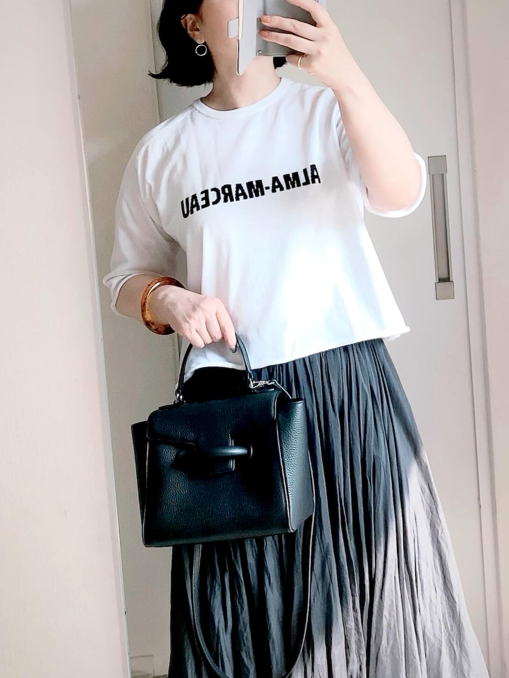 その他のシューズ、グレー系のスカート、ホワイト系のニット/セーターを着用したレディースの夏コーディネートの2枚目の写真