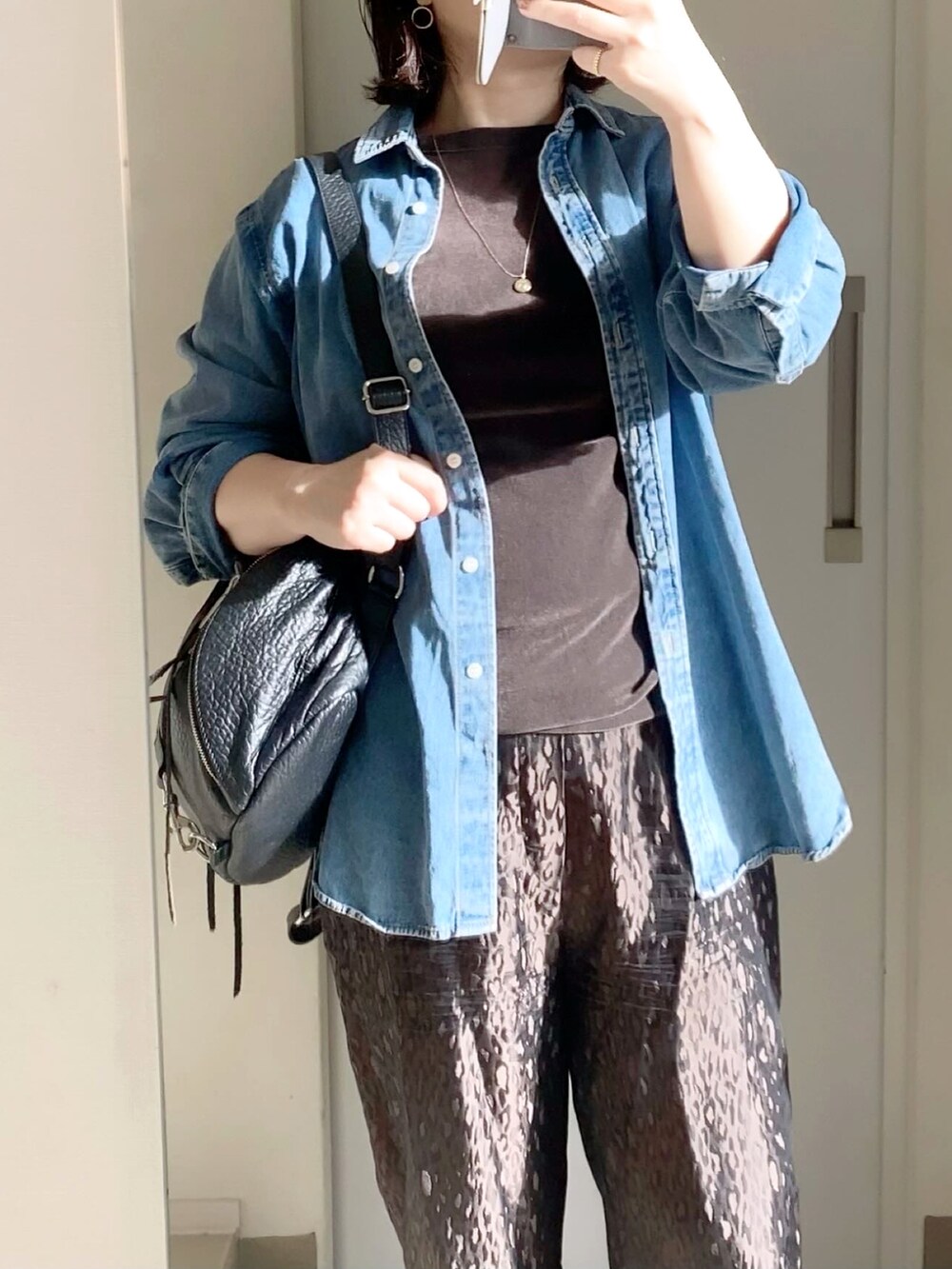 ブラウン系のその他パンツ、ベージュ系のスニーカー、グレー系のTシャツ/カットソーを着用したレディースの秋コーディネートの2枚目の写真