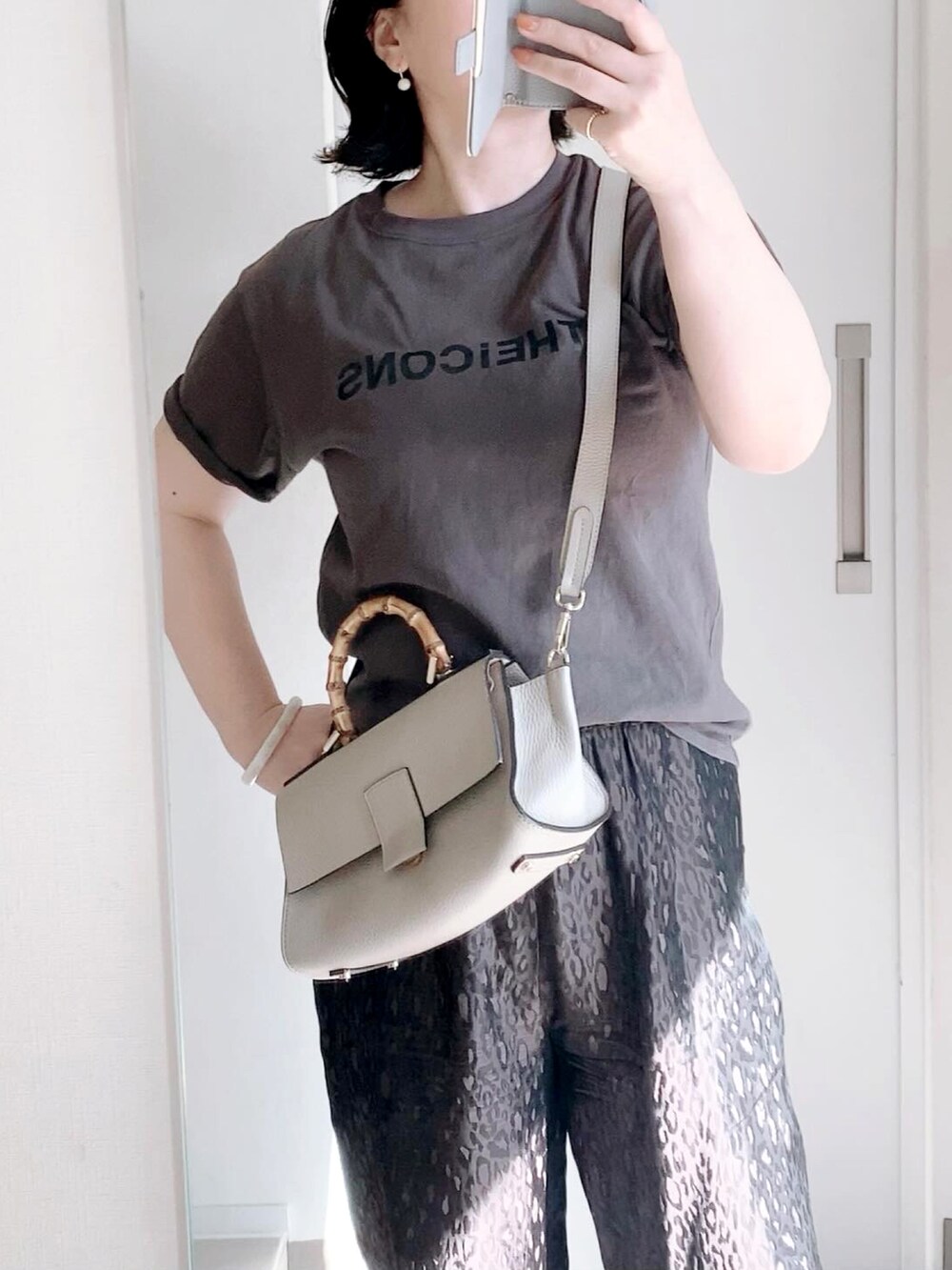 ブラウン系のその他パンツ、グレー系のTシャツ/カットソー、ブラウン系のサンダルを着用したレディースの秋コーディネートの2枚目の写真
