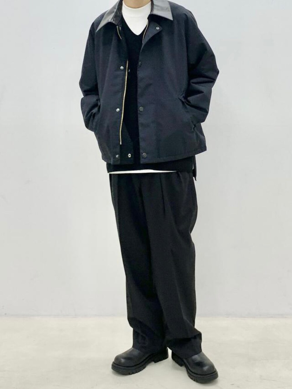 「Barbourの【別注】〈Barbour / バブアー〉TRANSPORT トランスポート 3レイヤー リバーシブル ジャケット / UNISEX / 撥水性 / 防風性（その他アウター、ブラック系）」を使った、ADAM ET ROPE' HOMME STAFFさん（メンズ・175cm）の春コーディネートの2枚目の写真