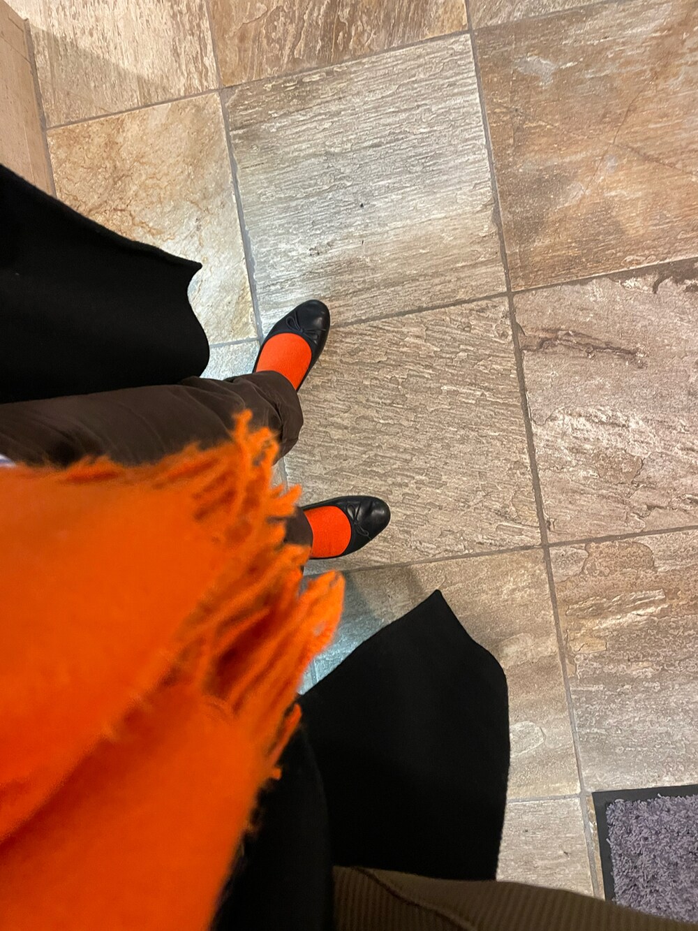 ベージュ系のバッグ、ブラック系のその他アウターを着用したレディースの冬コーディネートの2枚目の写真