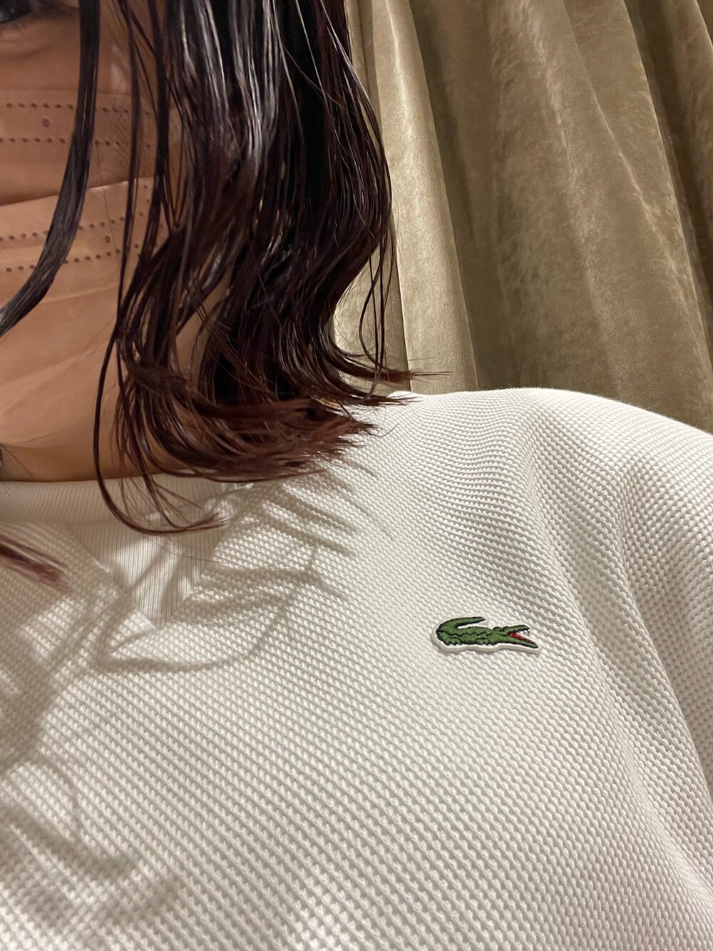 レッド系のその他パンツ、ホワイト系のニット/セーターを着用したレディースの秋コーディネートの2枚目の写真